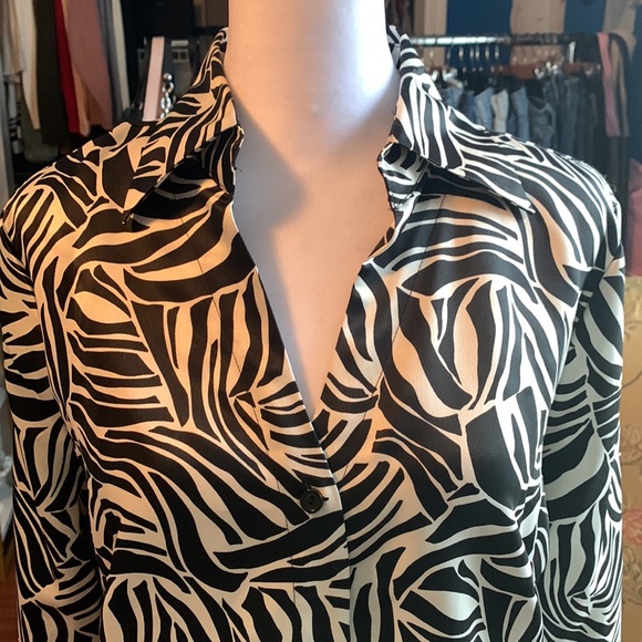 💗Zebra print button up v-neck blouse - Picture 4 of 5